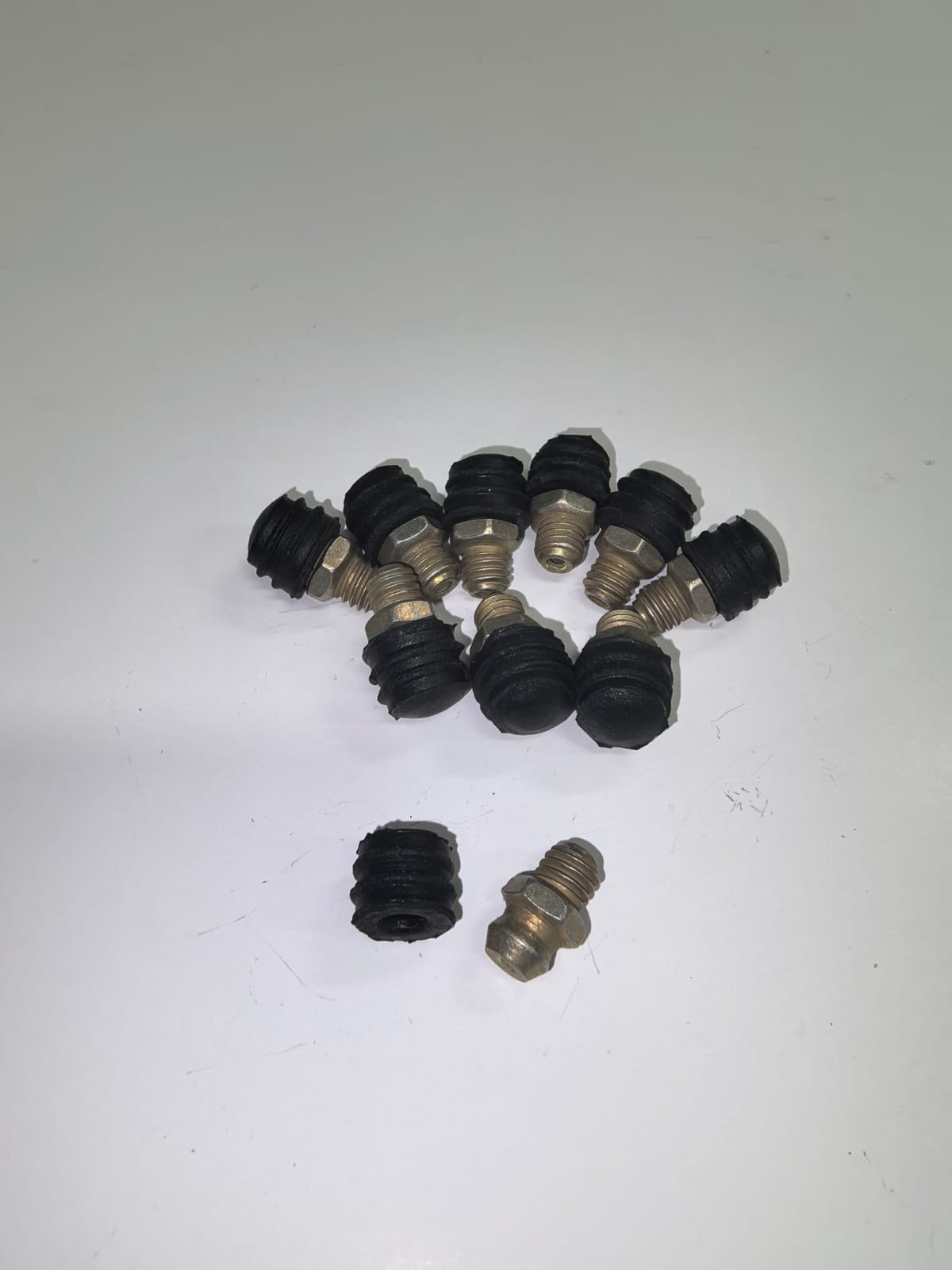 Комплект прямых пресс-масленок М6 с защитным колпачком 10 шт